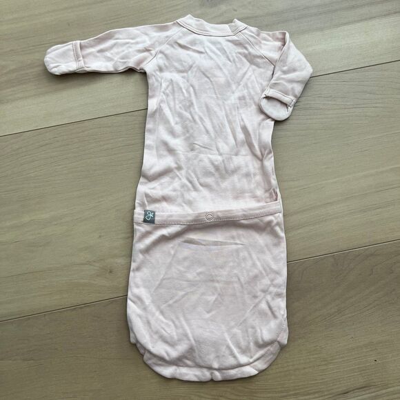 NWT Goumi Kids Rose Pink Baby Gown SZ NB Newborn Snap Bamboo Sleeper Organic - Picture 2 of 3